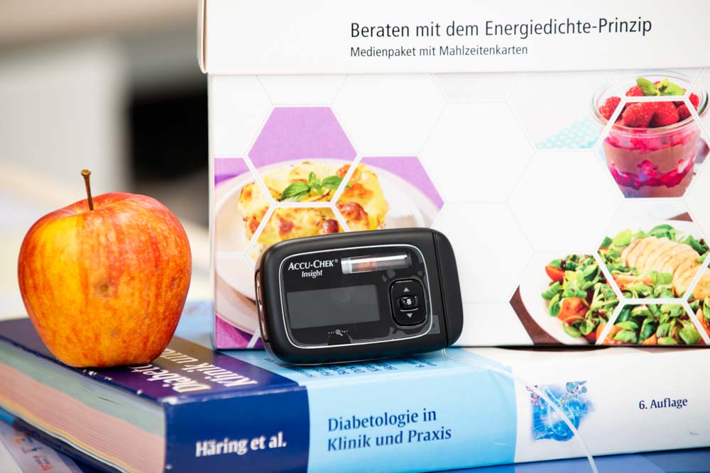 Buch, Apfel, Insulin-Meßgerät