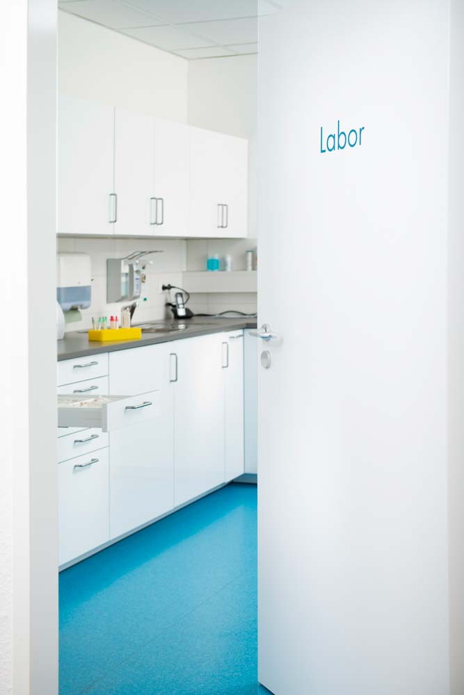 offene Tür mit Aufschrift Labor