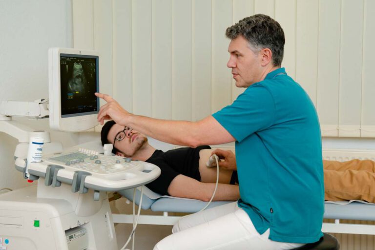 Dr. Dimos mit Patient am Ultraschallgerät