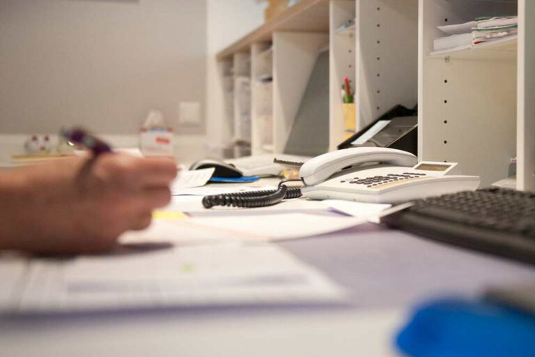 Empfangsbereich mit Blick auf den Arbeitsplatz der MFA