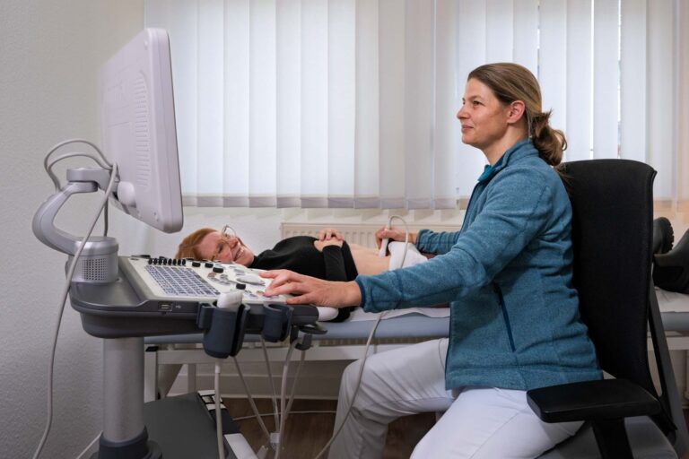 Dr. Rahn führt eine Ultraschall-Untersuchung durch